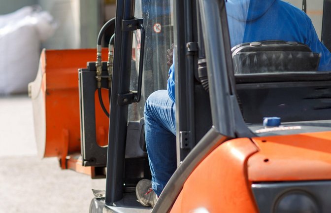 Die Frau wurde durch Boxen verletzt, die von einem Gabelstapler kippten. (Symbolbild)<span class='image-autor'>Foto: IMAGO/imagebroker</span>