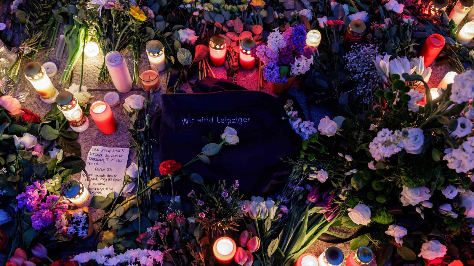 Nach der Amokfahrt mit zwei Toten ist die Trauer groß in Leipzig.Foto: AFP/JENS SCHLUTER