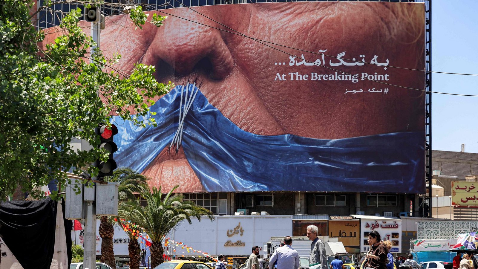 Ein Plakat in Teheran – US-Präsident Trump mit einem Stoffstück in der Form der Straße von Hormus vor dem zugenähten MundFoto: AFP Ein Plakat in Teheran – US-Präsident Trump mit einem Stoffstück in der Form der Straße von Hormus vor dem zugenähten MundFoto: AFP