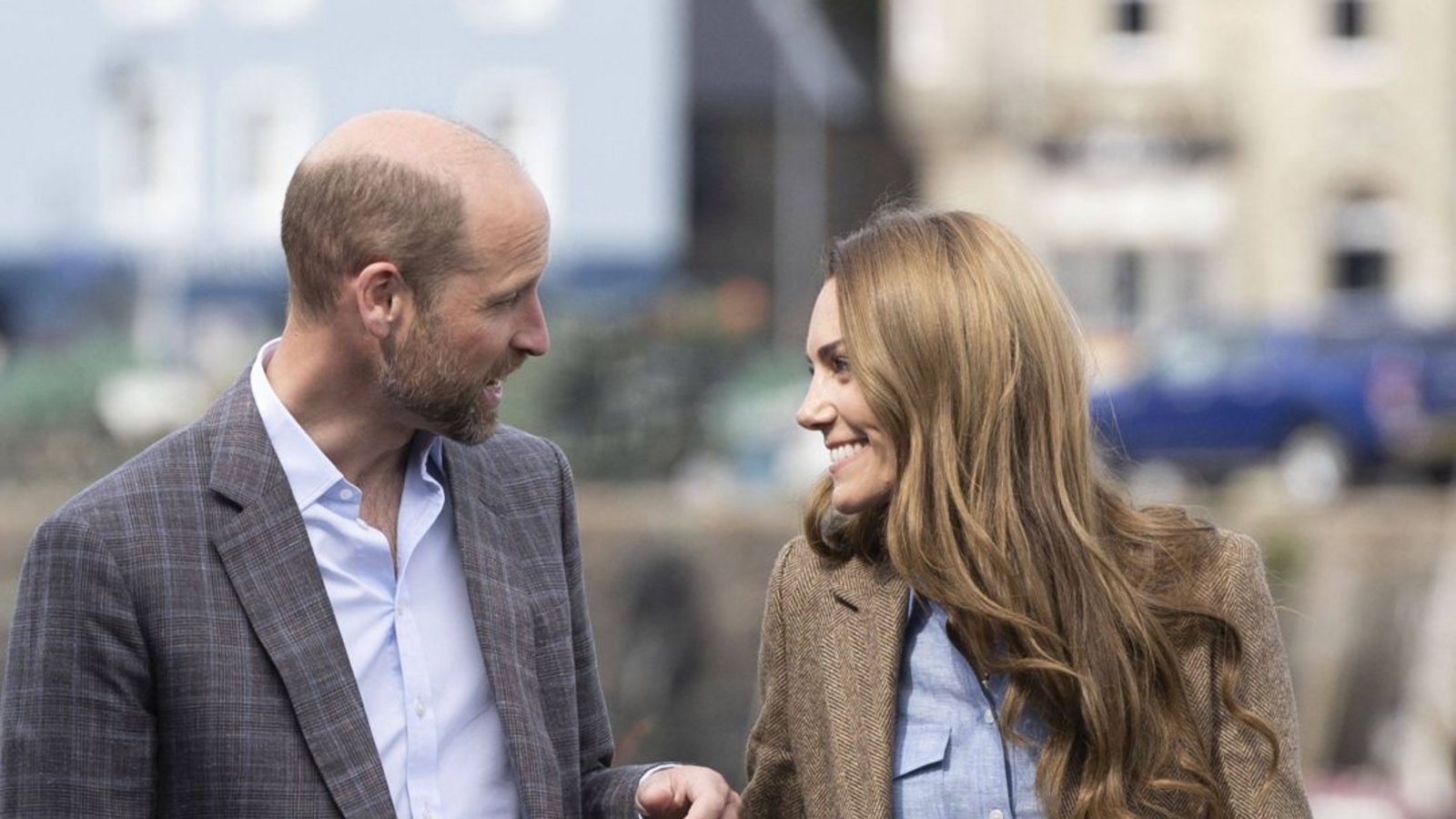 April: Ihren 14. Hochzeitstag verbringen Prinzessin Kate und Prinz William auf der schottischen Isle of Mull. Die 43-Jährige trägt klassisch englischen Country-Style mit einem Twist – doppelreihiger Tweedblazer, Hemdbluse und eine dunkelbraune Skinny Jeans, von der Kate als klassische Vertreterin der Generation X einfach nicht lassen kann.Foto: IMAGO/i Images
