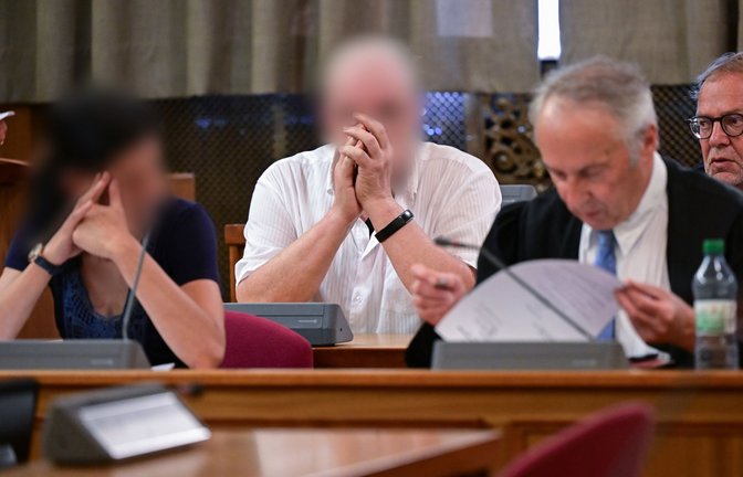 Die Angeklagten mit ihren Verteidigern.<span class='image-autor'>Foto: dpa/Bernd Weißbrod</span>