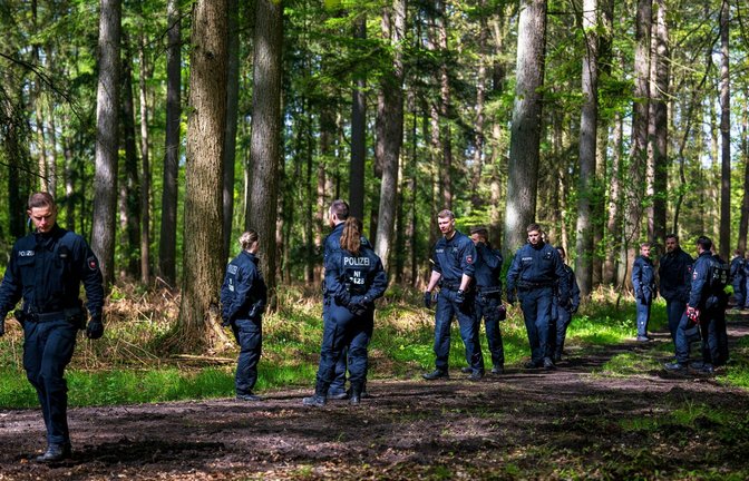 Einsatzkräfte suchen im niedersächsischen Bremervörde nach einem vermissten sechs Jahre alten Kind.<span class='image-autor'>Foto: Sina Schuldt/dpa</span>
