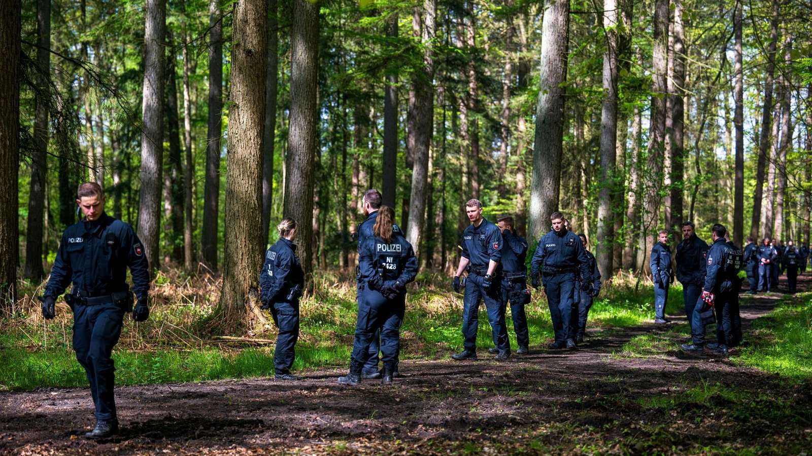 Einsatzkräfte suchen im niedersächsischen Bremervörde nach einem vermissten sechs Jahre alten Kind.Foto: Sina Schuldt/dpa