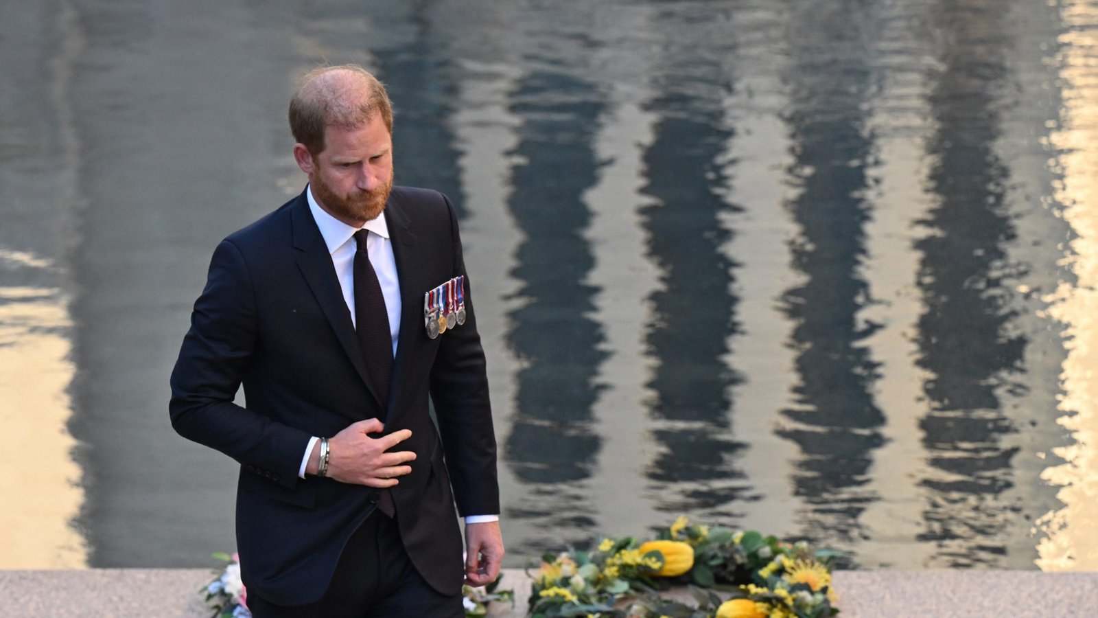Prinz Harry, Herzog von Sussex, legt einen Kranz nieder, als er anlässlich seines Besuchs im Australian War Memorial an der «Last Post»-Zeremonie teilnimmt. Harry und seine Frau reisen auf eigene Faust durch Australien.Foto: picture alliance/dpa/AAP | Lukas Coch