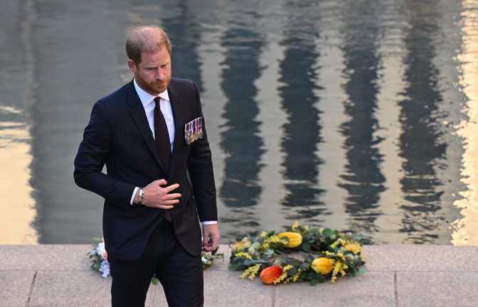 Prinz Harry, Herzog von Sussex, legt einen Kranz nieder, als er anlässlich seines Besuchs im Australian War Memorial an der «Last Post»-Zeremonie teilnimmt. Harry und seine Frau reisen auf eigene Faust durch Australien.<span class='image-autor'>Foto: picture alliance/dpa/AAP | Lukas Coch</span>