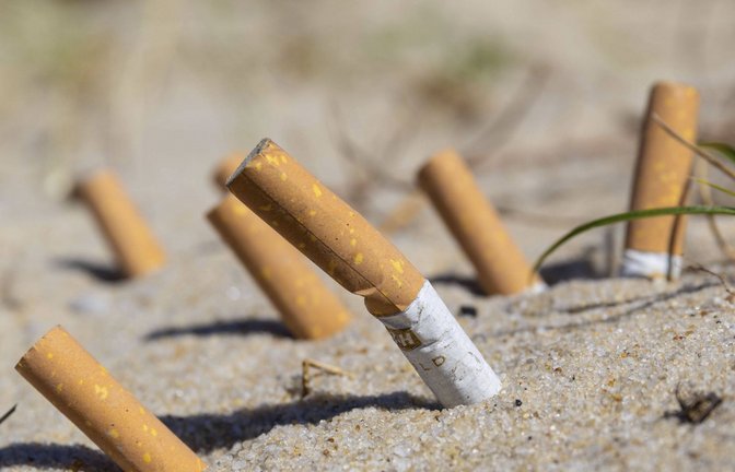 Zigarettenkippen am Strand sind kein schöner Anblick.<span class='image-autor'>Foto: IMAGO/Future Image</span>