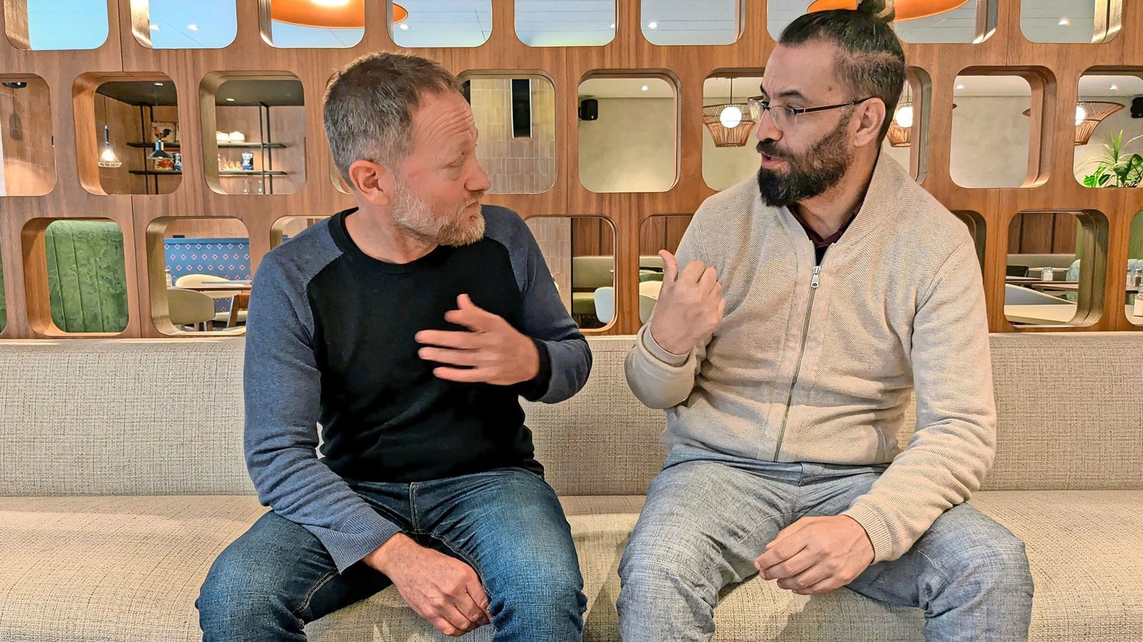 Aziz Abu Sarah (rechts) war einer der Ersten, die Maoz Inon nach dem Tod seiner Eltern ihr Beileid aussprachen.Foto: Mareike Enghusen Aziz Abu Sarah (rechts) war einer der Ersten, die Maoz Inon nach dem Tod seiner Eltern ihr Beileid aussprachen.Foto: Mareike Enghusen