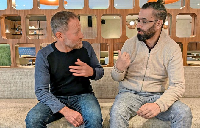 Aziz Abu Sarah  (rechts) war einer der Ersten, die Maoz Inon nach dem Tod seiner Eltern  ihr Beileid aussprachen.<span class='image-autor'>Foto: Mareike Enghusen</span>