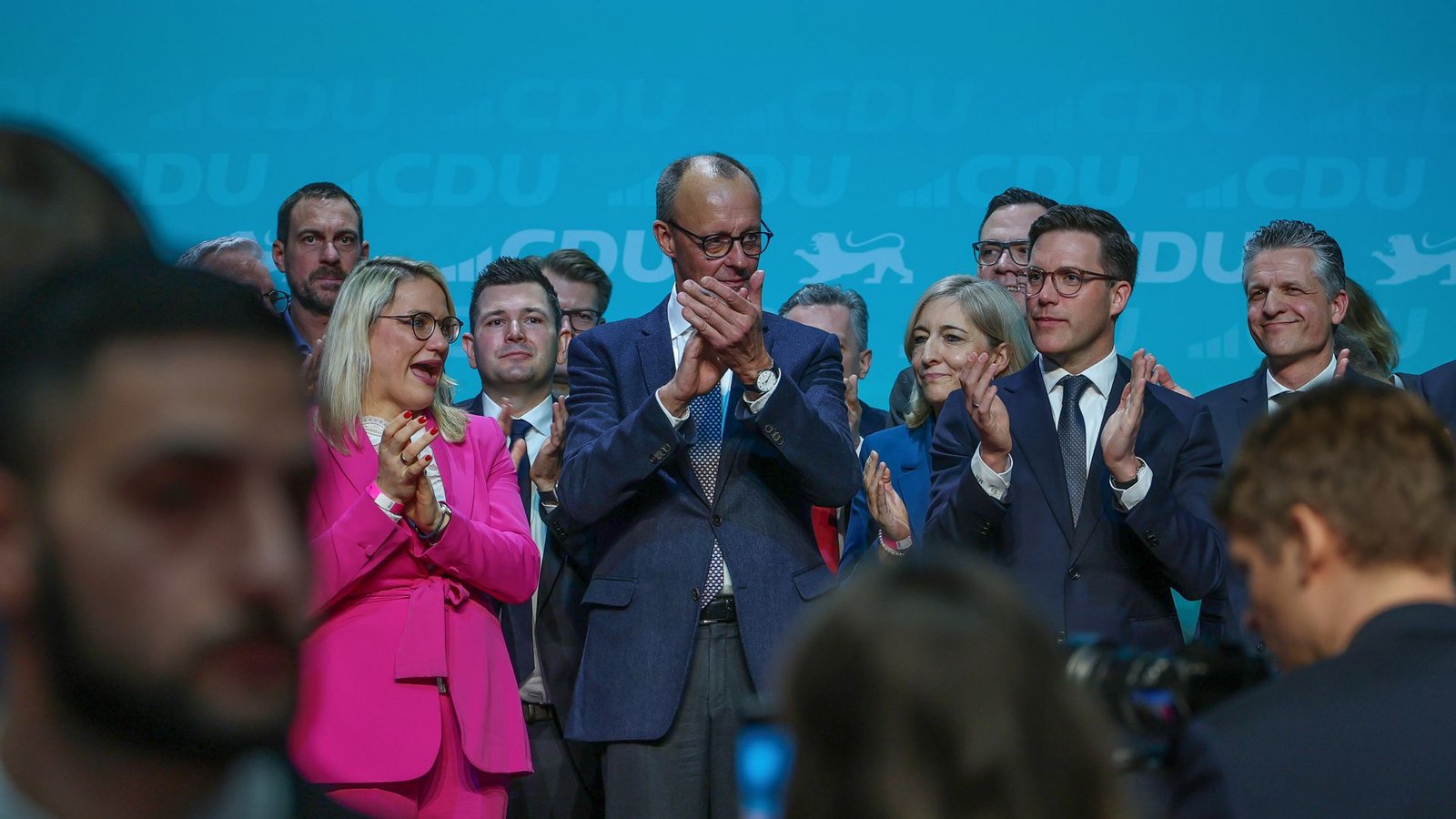 CDU-Kanzlerkandidat Friedrich Merz und seine Unterstützer aus der Landes-CDU am Samstag in Künzelsau (Hohenlohe).Foto: dpa/Daniel Löb CDU-Kanzlerkandidat Friedrich Merz und seine Unterstützer aus der Landes-CDU am Samstag in Künzelsau (Hohenlohe).Foto: dpa/Daniel Löb