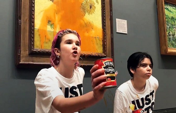 Die beiden Aktivistinnen Phoebe Plummer und Anna Holland  wurden nach ihrer Protestaktion zu langen Haftstrafen verurteilt.<span class='image-autor'>Foto: dpa/Just Stop Oil</span>
