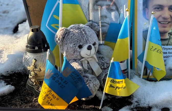 Mit einem Teddybär gedenken Menschen gefallenen Soldaten auf dem Maidan-Platz in Kiew.<span class='image-autor'>Foto: Franz Feyder</span>
