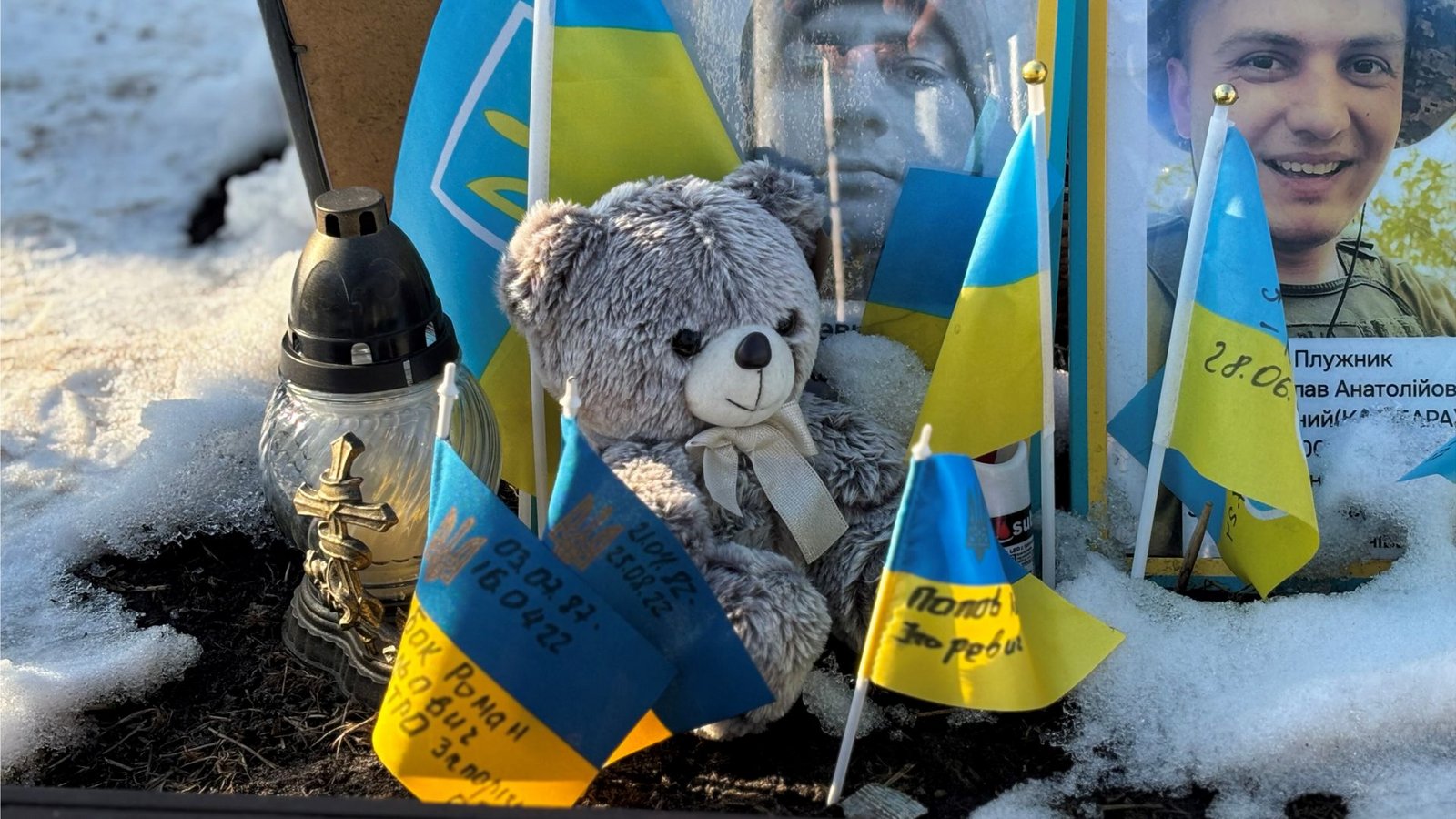Mit einem Teddybär gedenken Menschen gefallenen Soldaten auf dem Maidan-Platz in Kiew.Foto: Franz Feyder Mit einem Teddybär gedenken Menschen gefallenen Soldaten auf dem Maidan-Platz in Kiew.Foto: Franz Feyder