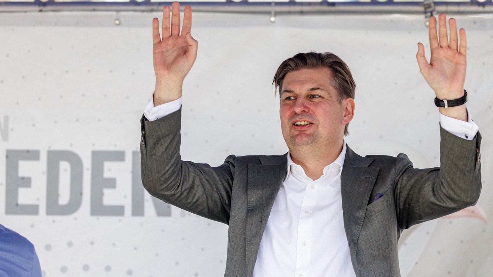 Nach dem Wahlkampfauftakt in Donaueschingen am 27. April sagte Maximilian Krah nun auch die Termine in Hessen ab. (Archivbild)Foto: AFP/JENS SCHLUETER