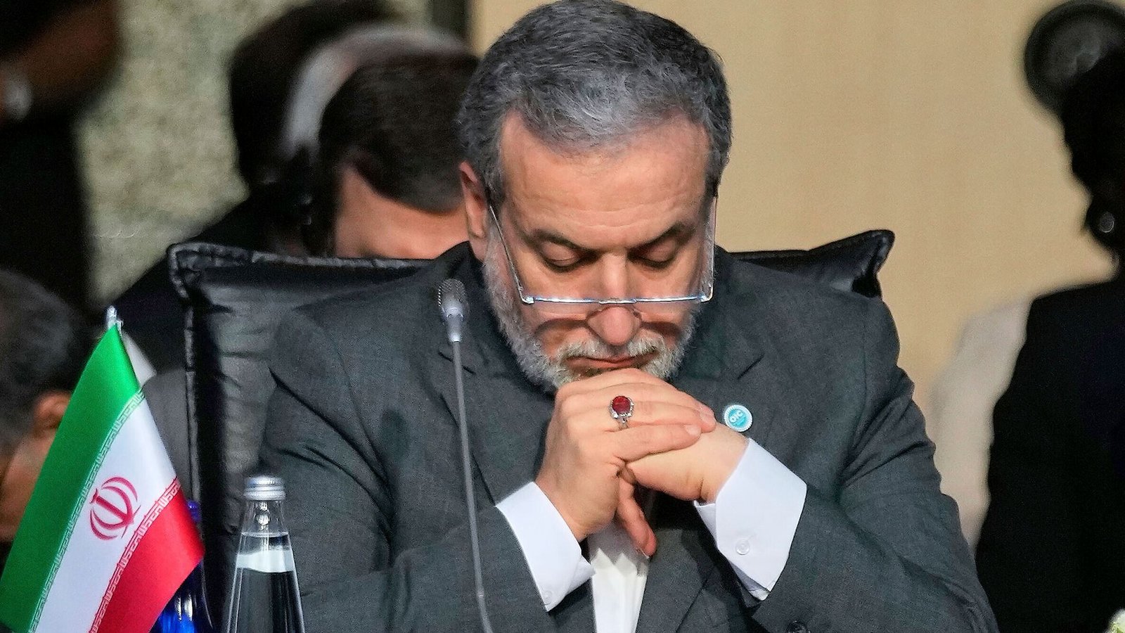 Der iranische Außenminister Abbas Araghtschi teilte mit, dass ein französischer Fahrradtourist im Iran festgenommen wurde (Archivfoto).Foto: picture alliance/dpa/AP/Khalil Hamra Der iranische Außenminister Abbas Araghtschi teilte mit, dass ein französischer Fahrradtourist im Iran festgenommen wurde (Archivfoto).Foto: picture alliance/dpa/AP/Khalil Hamra
