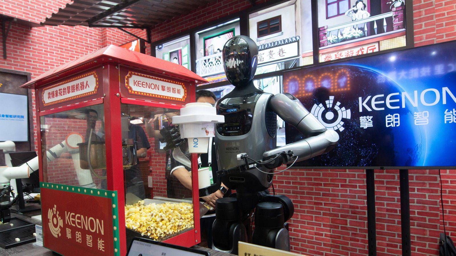 Schöne neue Welt: Ein Serviceroboter verkauft probeweise Popcorn auf einer Robotikmesse.Foto: Imago/NurPhoto Schöne neue Welt: Ein Serviceroboter verkauft probeweise Popcorn auf einer Robotikmesse.Foto: Imago/NurPhoto