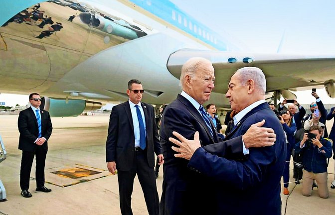 räsident Joe Biden (links) umarmt den israelischen remierminister Benjamin Netanyahu (rechts.) im Oktober bei seiner Ankunft in Tel Aviv, Israel<span class='image-autor'>Foto: imago/UPI Photo</span>