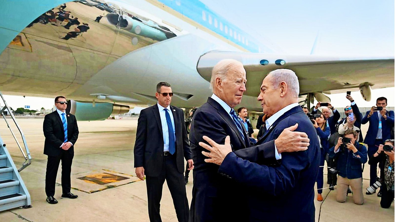 räsident Joe Biden (links) umarmt den israelischen remierminister Benjamin Netanyahu (rechts.) im Oktober bei seiner Ankunft in Tel Aviv, IsraelFoto: imago/UPI Photo räsident Joe Biden (links) umarmt den israelischen remierminister Benjamin Netanyahu (rechts.) im Oktober bei seiner Ankunft in Tel Aviv, IsraelFoto: imago/UPI Photo