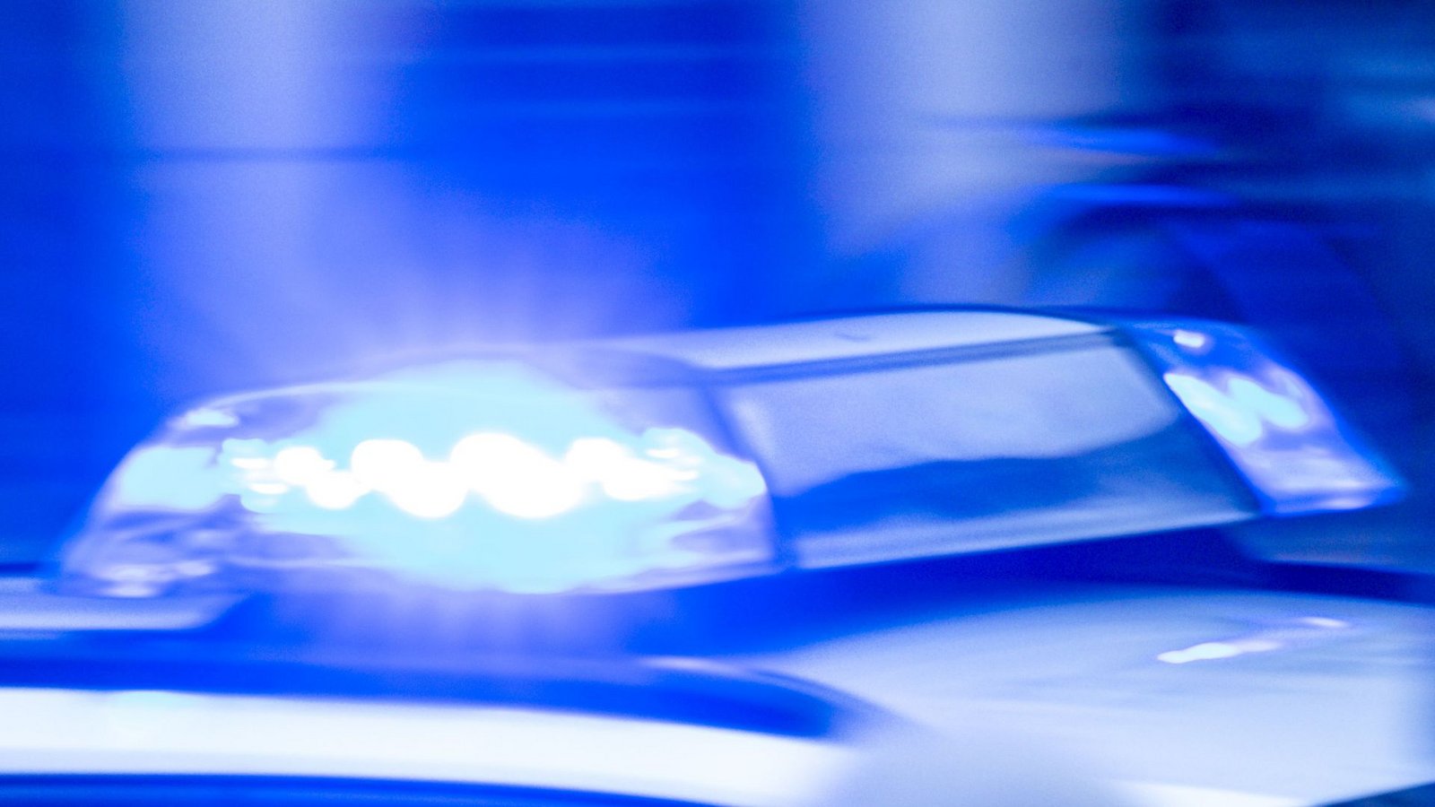 Der Mercedes musste abgeschleppt werden. (Symbolbild)Foto: dpa/Jens Büttner