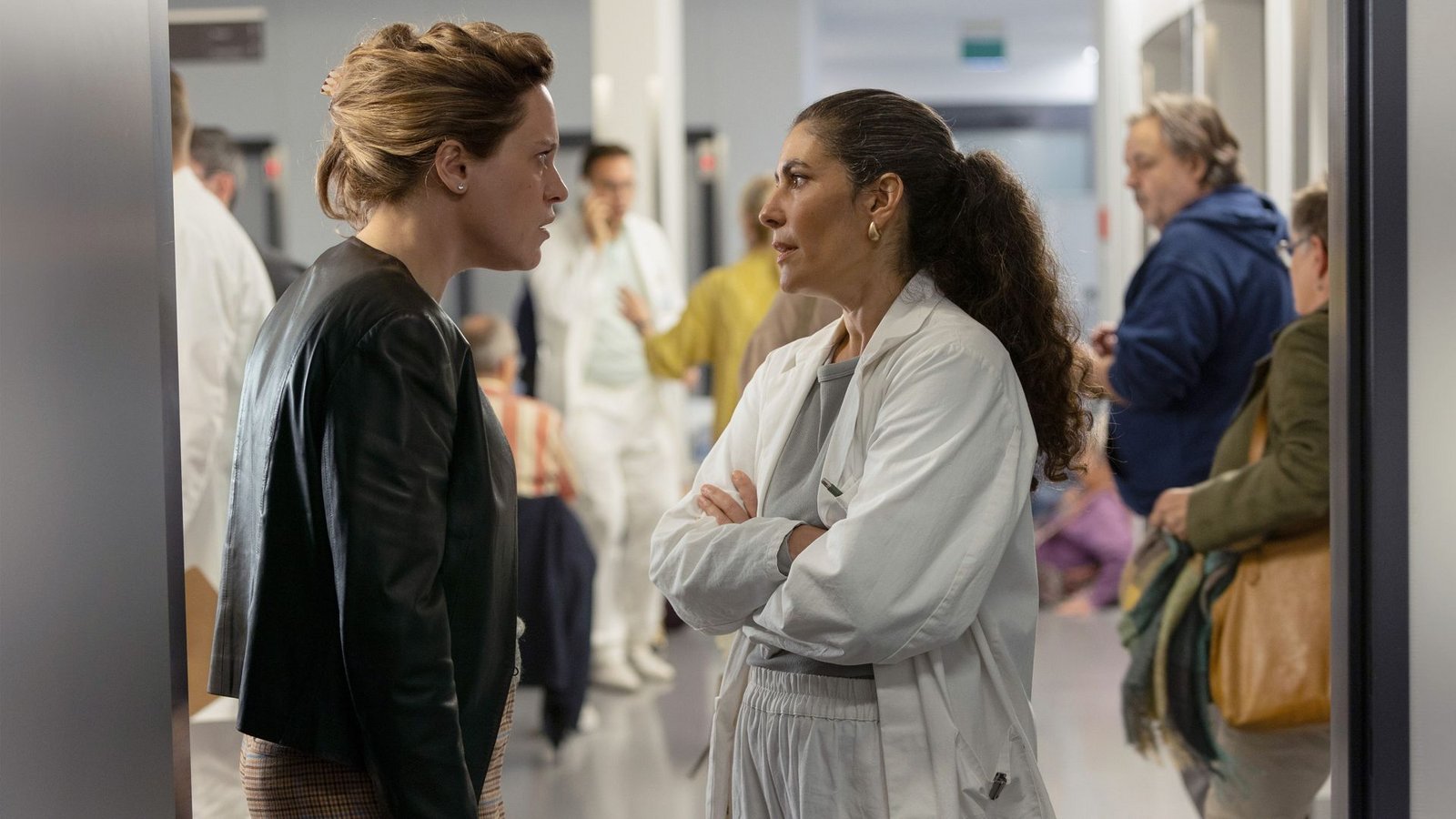 Etwas läuft hier total schief: Computerexpertin Jill Rochat (Anne Haug, re.) und Klinikchefin Dr. Esme Şahin (Beren Tuna).Foto: ARD Degeto Film/SRF/Sava Hlavace Etwas läuft hier total schief: Computerexpertin Jill Rochat (Anne Haug, re.) und Klinikchefin Dr. Esme Şahin (Beren Tuna).Foto: ARD Degeto Film/SRF/Sava Hlavace