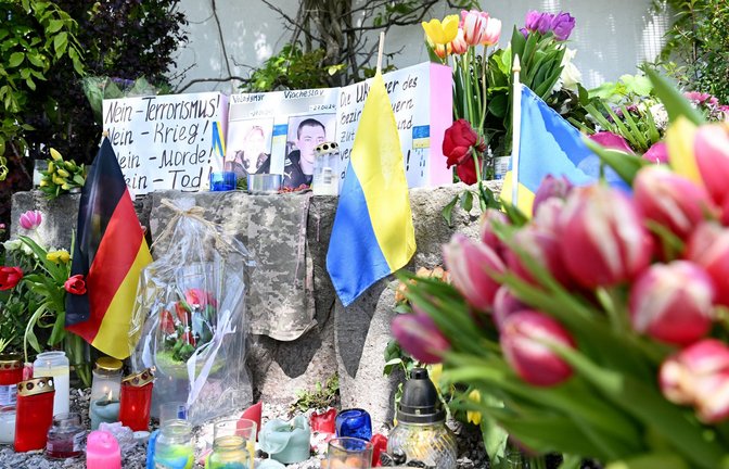 Neben dem Einkaufszentrums an dem die zwei Männer aus der Ukraine getötet worden sind, haben Menschen Blumen und Plakate niedergelegt.<span class='image-autor'>Foto: dpa/Angelika Warmuth</span>