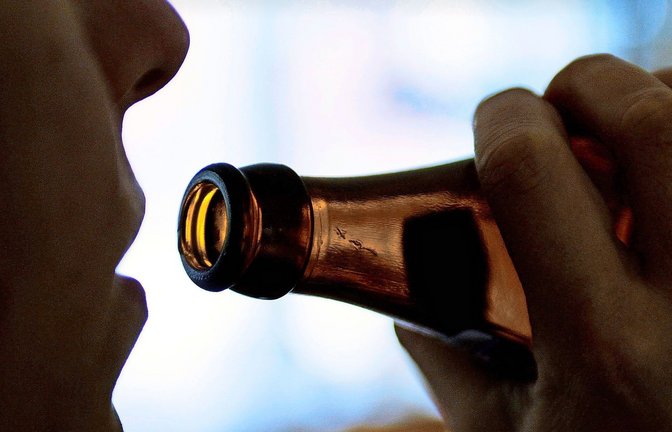 Die Jugendlichen sollen den Verstorbenen angestachelt haben „erhebliche Mengen“ harten Alkohol zu trinken. (Symbolfoto)<span class='image-autor'>Foto: IMAGO/avanti/Ralf Poller/Avanti via www.imago-images.de</span>