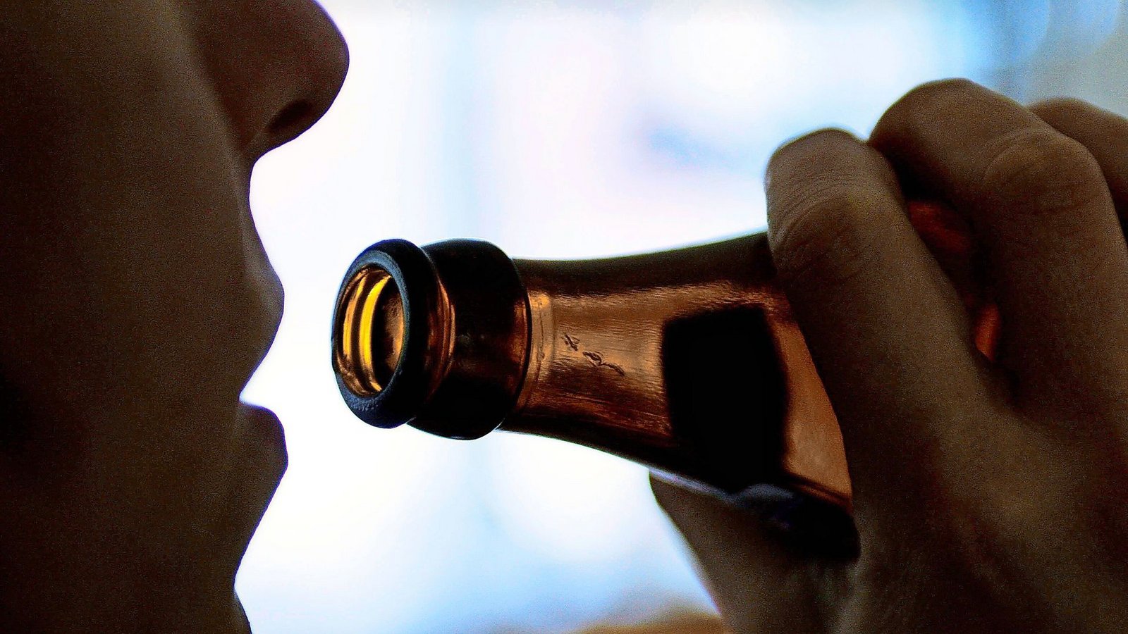 Die Jugendlichen sollen den Verstorbenen angestachelt haben „erhebliche Mengen“ harten Alkohol zu trinken. (Symbolfoto)Foto: IMAGO/avanti/Ralf Poller/Avanti via www.imago-images.de