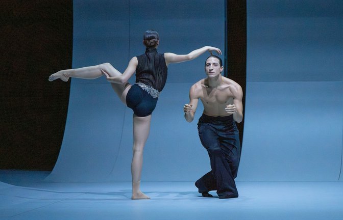 Vitoria Girellis „Creations“-Beitrag „Sospesi“ kehrt für den Ballettabend „Nacht/Träume“ ins Schauspielhaus zurück.<span class='image-autor'>Foto: Stuttgarter Ballett// Roman Novitzky</span>