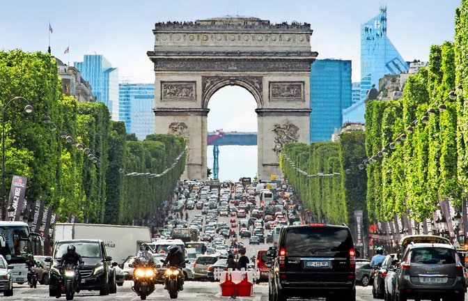 Berühmte Einkaufsmeile und achtspurige Verkehrsstraße: die  Champs-Élysées.<span class='image-autor'>Foto: dpa/Peter Kneffel</span>