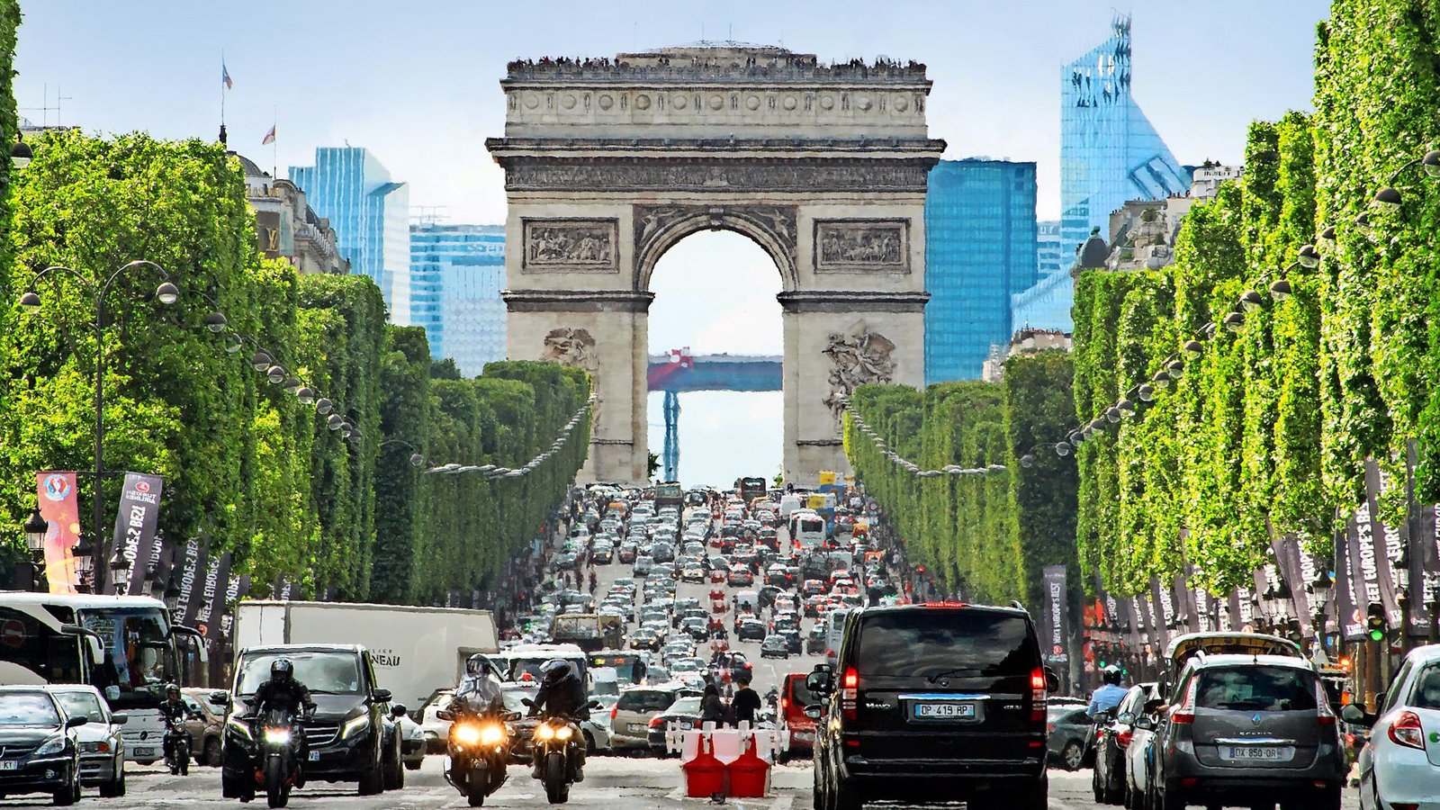 Berühmte Einkaufsmeile und achtspurige Verkehrsstraße: die Champs-Élysées.Foto: dpa/Peter Kneffel Berühmte Einkaufsmeile und achtspurige Verkehrsstraße: die Champs-Élysées.Foto: dpa/Peter Kneffel