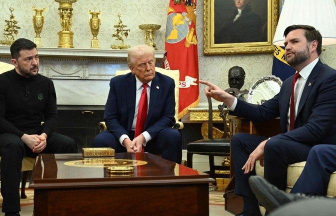 Wolodymyr Selenskyj (von links), Donald Trump und JD Vance – viele Beobachter fanden bereits die realen Szenen unglaublich. Dennoch wurden sie im US-TV parodiert.<span class='image-autor'>Foto: AFP/SAUL LOEB</span>