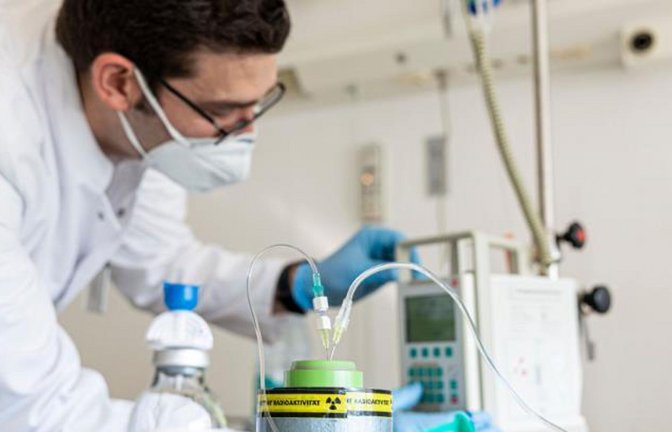 Der Nuklearmediziner Christoph Rischpler behandelt seit 2017 Krebspatienten mit radioaktiven Medikamenten.<span class='image-autor'>Foto: Klinikum Stuttgart/Grosser</span>