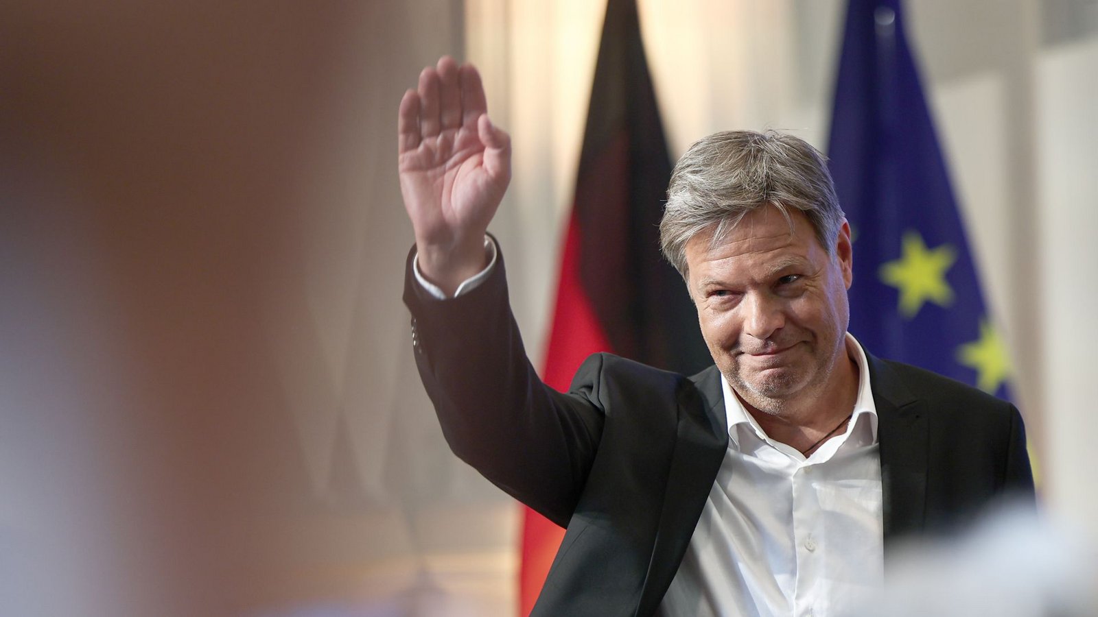Mit der Bekanntgabe, sein Bundestagsmandat niederzulegen, verließ Robert Habeck nicht nur die Politik, sondern auch Deutschland als Standort seiner Arbeit. Beruflich ging es für ihn nach Dänemark, wo er in Kopenhagen als Senior Analyst am Dänischen Institut für Internationale Studien arbeitet. Sein Fokus liegt dabei auf der Geopolitik und den sicherheitspolitischen Folgen der globalen Erderwärmung. Darüber hinaus ist er Gastdozent an der US-Elite-Universität Berkeley in Kalifornien.Foto: Hannes P Albert/dpa