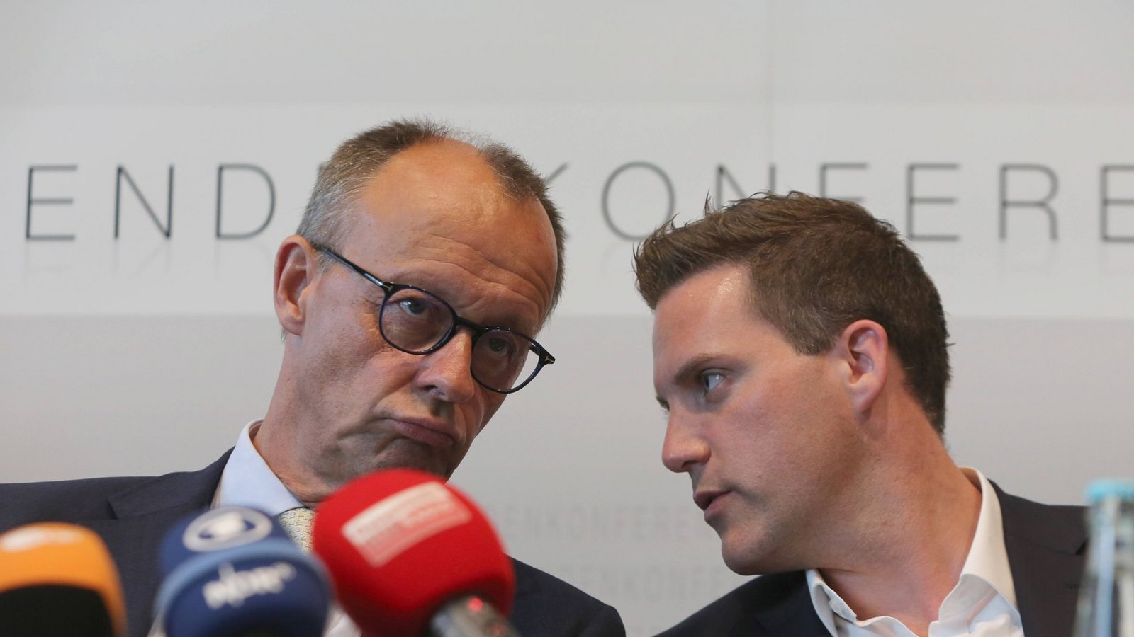 Der baden-württembergische CDU-Fraktionschef Manuel Hagel (rechts) ist froh, dass CDU-Chef Friedrich Merz mit seinen Aussagen zur AfD wieder zurückgerudert ist.Foto: imago/BildFunkMV