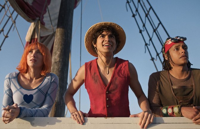 Emily Rudd als Nami, Iñaki Godoy als Monkey D. Ruffy, Jacob Romero als Lysop in Staffel 2 von "One Piece".<span class='image-autor'>Foto: Netflix © 2025</span>