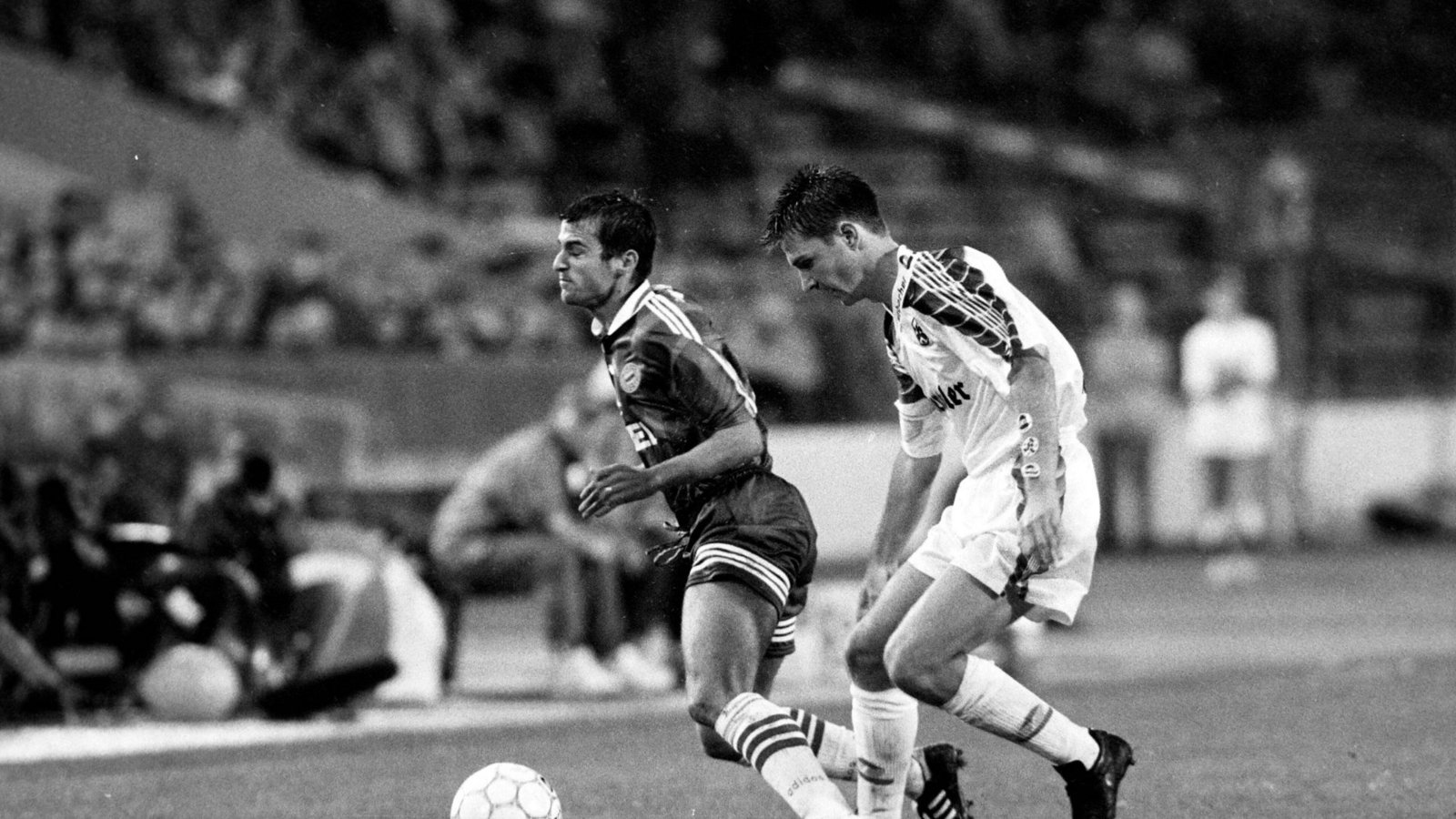 Am 27. August 1995 unterlagen die Kickers in der ersten Runde dem FC Bayern München mit 0:1. Auf dem Foto duellieren sich Mehmet Scholl (li.) und Kickers-Mittelfeldspieler Torsten Raspe. Markus Babbel erzielte das Goldene Tor für die von Otto Rehhagel trainierten Bayern. Bei den Kickers saß Wolfgang Wolf auf der Bank.Foto: imago images/Sportfoto Rudel/Pressefoto Rudel/Herbert Rudel via www.imago-images.de
