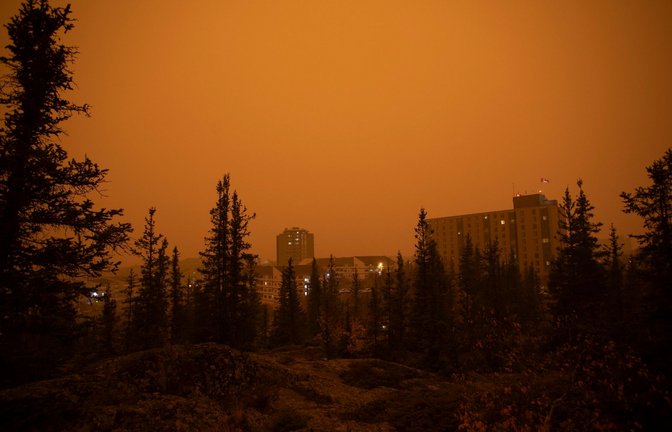 Der Rauch der Waldbrände in den kanadischen Bundestaaten Alberta und British Columbia färbt die Luft gelb.<span class='image-autor'>Foto: Bill Braden/Canadian Press via ZUMA Press/dpa</span>
