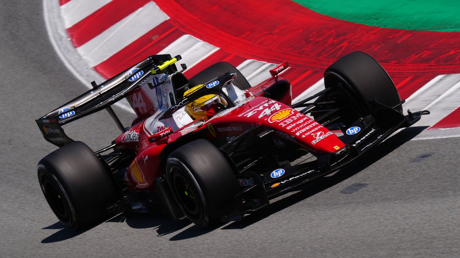 Lewis Hamilton kommt immer besser mit seinem Ferrari klar. (Archivbild)Foto: David Davies/PA Wire/dpa Lewis Hamilton kommt immer besser mit seinem Ferrari klar. (Archivbild)Foto: David Davies/PA Wire/dpa