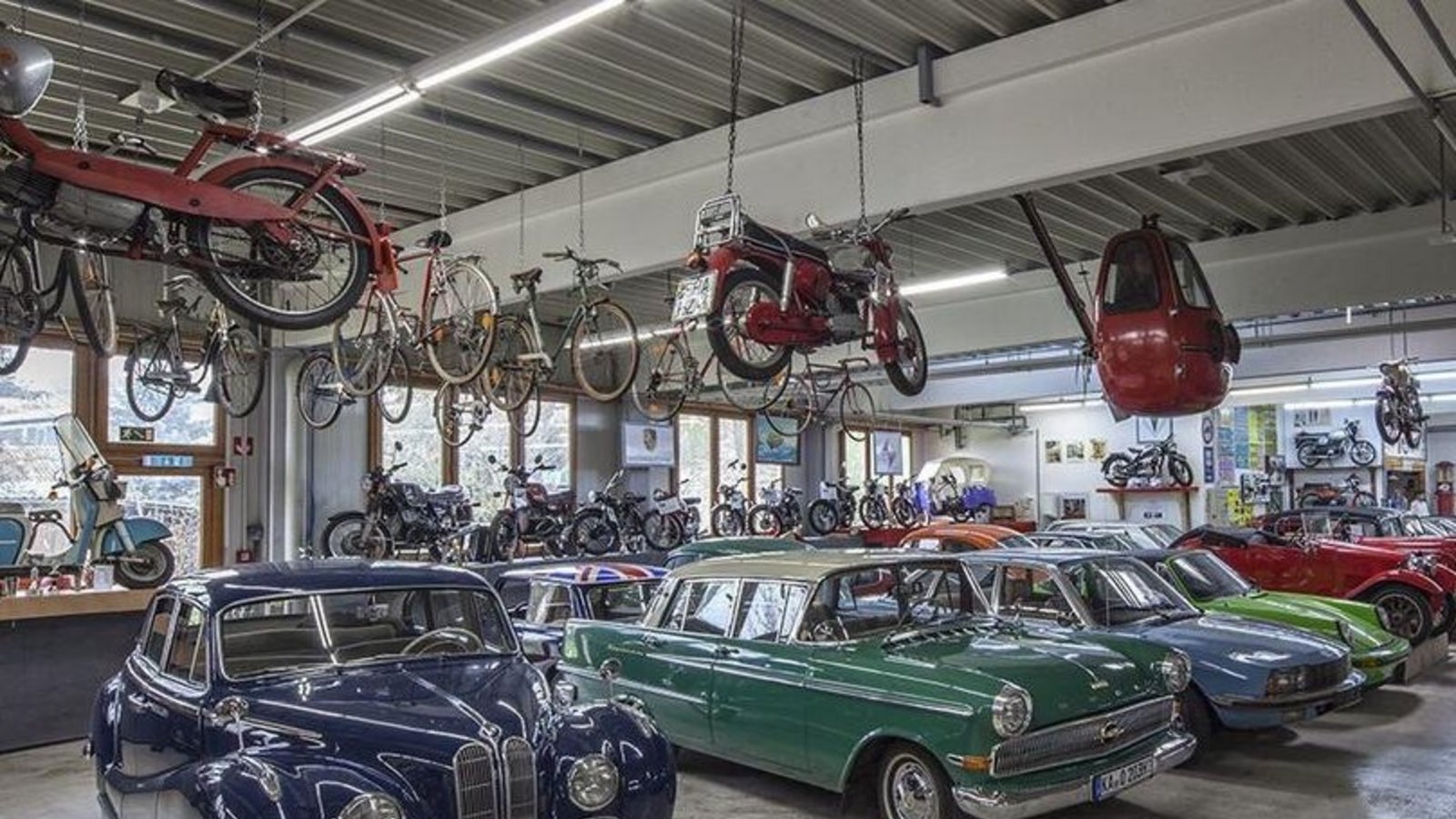 Für Freunde gepflegter Oldtimer ist das Museum in Knittlingen eine Freude.  Foto: LE