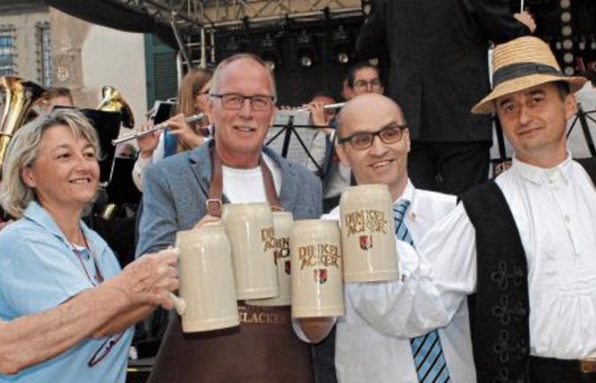 Ein Prosit auf das 45. Dorf- und Kelterfest von Illingen mit (von links): Rudolf Krauth (Vorsitzender Verein für Städtepartnerschaft), Maria Rosa (Vorstandsmitglied des Partnerschaftskomitees von Castelnovo ‘ne Monti), EnBW-Kommunalberater Achim Häge, Bürgermeister Harald Eiberger sowie Tomàs und Edina Molnàr aus Jannosmorja.