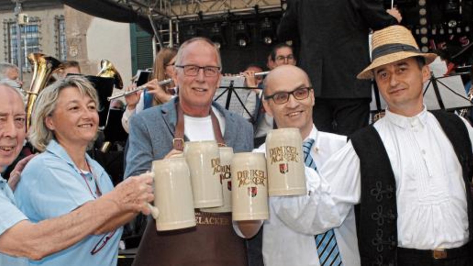 Ein Prosit auf das 45. Dorf- und Kelterfest von Illingen mit (von links): Rudolf Krauth (Vorsitzender Verein für Städtepartnerschaft), Maria Rosa (Vorstandsmitglied des Partnerschaftskomitees von Castelnovo ‘ne Monti), EnBW-Kommunalberater Achim Häge, Bürgermeister Harald Eiberger sowie Tomàs und Edina Molnàr aus Jannosmorja.