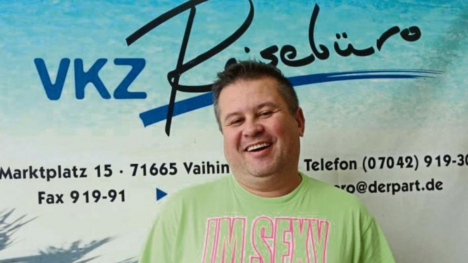 Der sonnige Kollege aus dem VKZ-Reisebüro trotzte gestern mit dem T-Shirt dem trüben Wetter: „Ich bin sexy und ich weiß es“ steht auf zartem Lindgrün zu lesen.  Foto: sr