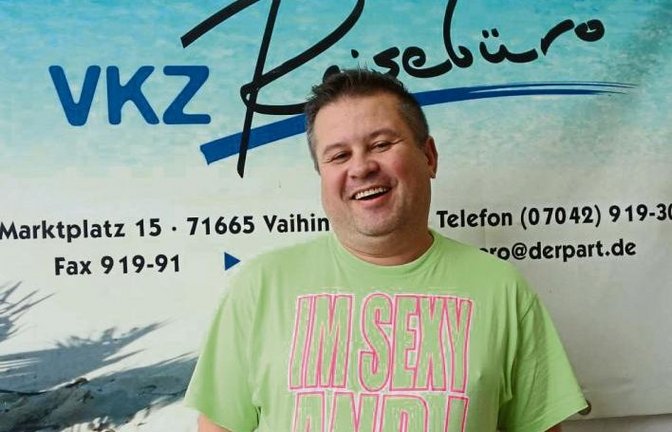 Der sonnige Kollege aus dem VKZ-Reisebüro trotzte gestern mit dem T-Shirt dem trüben Wetter: „Ich bin sexy und ich weiß es“ steht auf zartem Lindgrün zu lesen.  Foto: sr