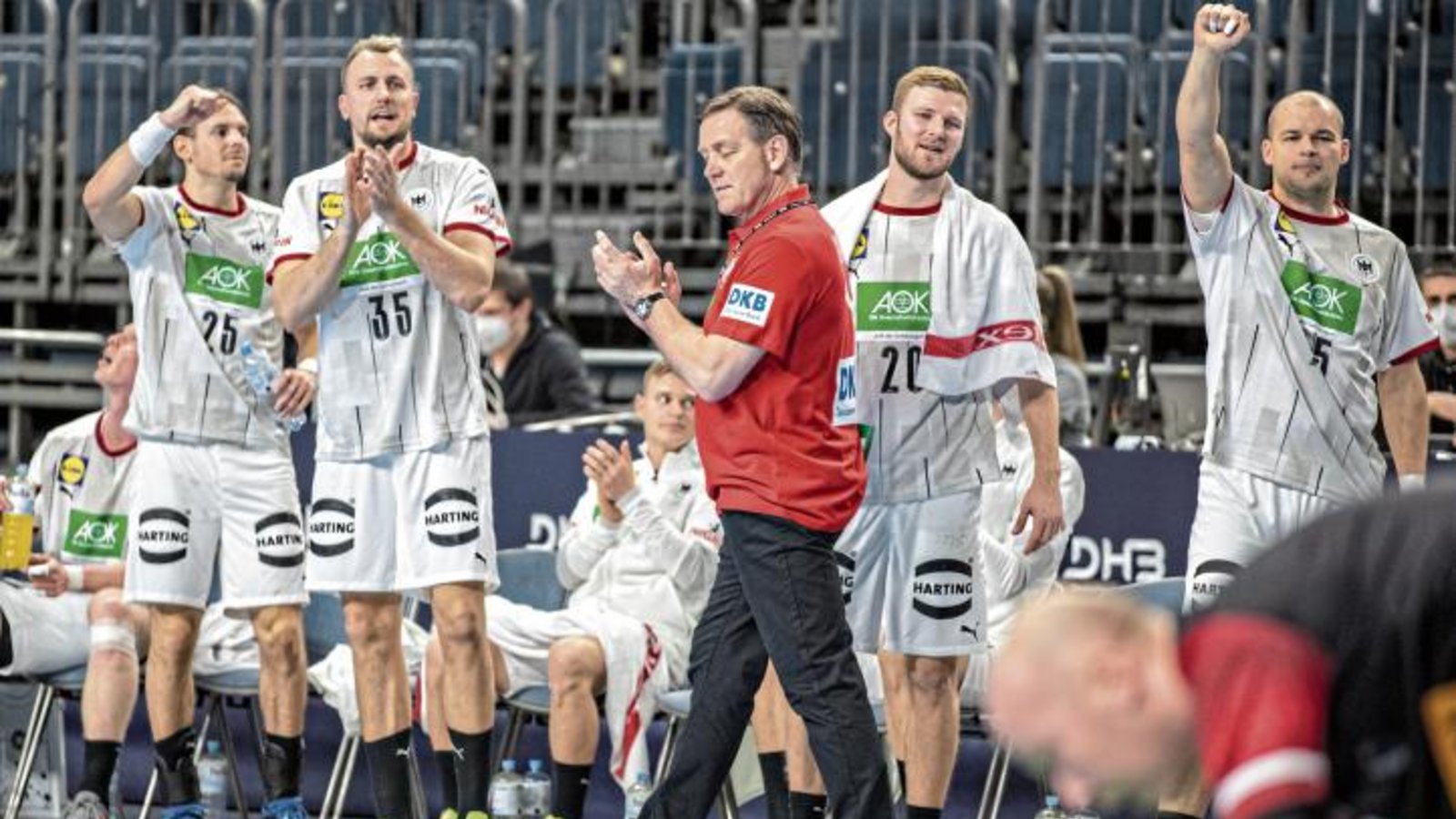Die deutschen Handballer um (von links) Kai Häfner, Julius Kühn, Bundestrainer Alfred Gislason, Philipp Weber und Paul Drux hoffen, auch bei der WM möglichst oft jubeln zu dürfen. Foto: ddp Die deutschen Handballer um (von links) Kai Häfner, Julius Kühn, Bundestrainer Alfred Gislason, Philipp Weber und Paul Drux hoffen, auch bei der WM möglichst oft jubeln zu dürfen. Foto: ddp