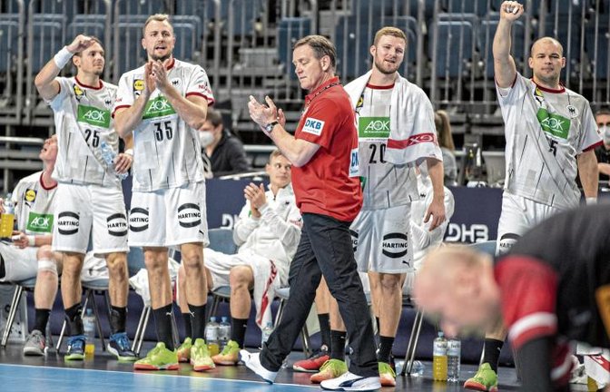 Die deutschen Handballer um (von links) Kai Häfner, Julius Kühn, Bundestrainer Alfred Gislason, Philipp Weber und Paul Drux hoffen, auch bei der WM möglichst oft jubeln zu dürfen. Foto: ddp