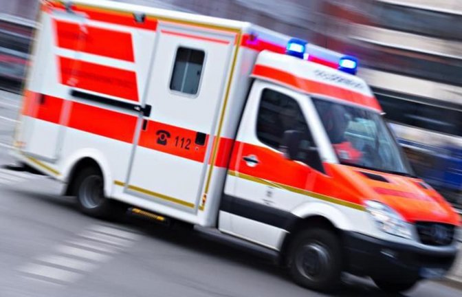 Der Junge wurde mit dem Rettungswagen in ein Krankenhaus gebracht (Symbolfoto).<span class='image-autor'>dpa/Nicolas Armer</span>
