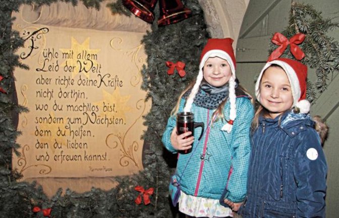 Ein neues Sprüchlein ziert das Adventsfenster des Oberriexinger Rathauses. Die beiden Cousinen und „besten Freundinnen“ Jasmin Hölle und Lana Jerg haben es gleich entdeckt und für gut befunden, wie sie verrieten.  Foto: Gergen