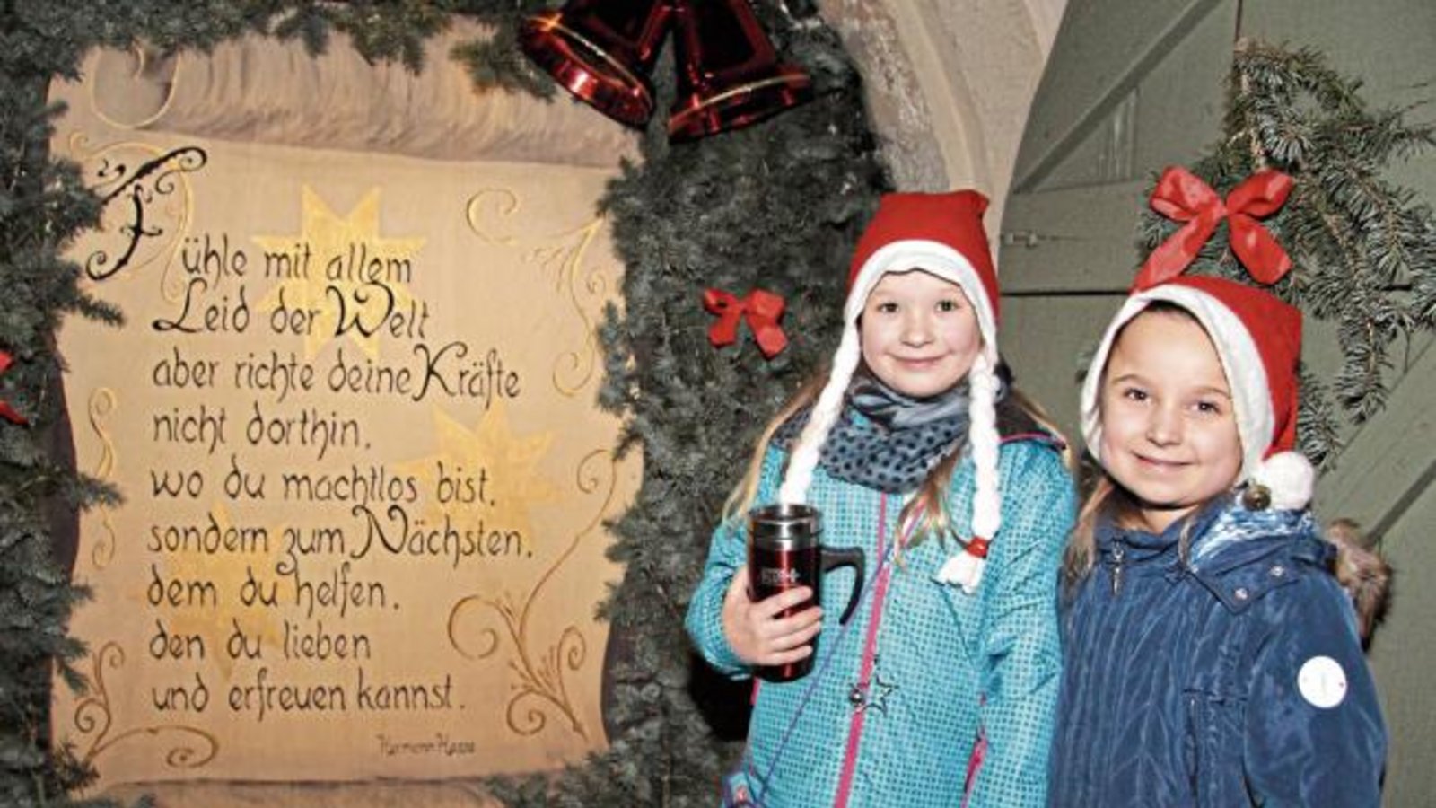 Ein neues Sprüchlein ziert das Adventsfenster des Oberriexinger Rathauses. Die beiden Cousinen und „besten Freundinnen“ Jasmin Hölle und Lana Jerg haben es gleich entdeckt und für gut befunden, wie sie verrieten. Foto: Gergen Ein neues Sprüchlein ziert das Adventsfenster des Oberriexinger Rathauses. Die beiden Cousinen und „besten Freundinnen“ Jasmin Hölle und Lana Jerg haben es gleich entdeckt und für gut befunden, wie sie verrieten. Foto: Gergen