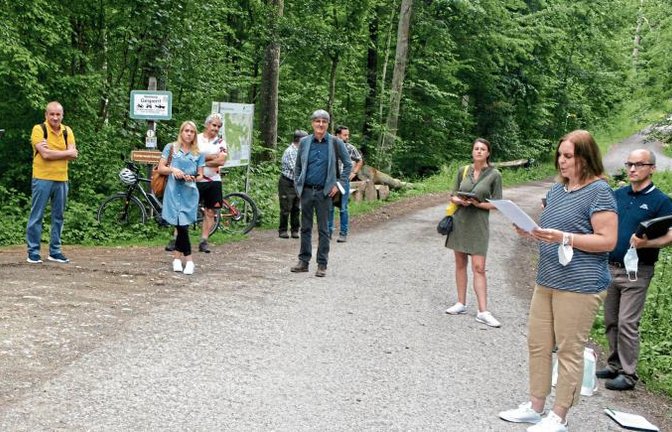 Kämmerin Tanja Wenzdorfer verlas den Jahresabschluss beim Waldrundgang.  Foto: Stahlfeld
