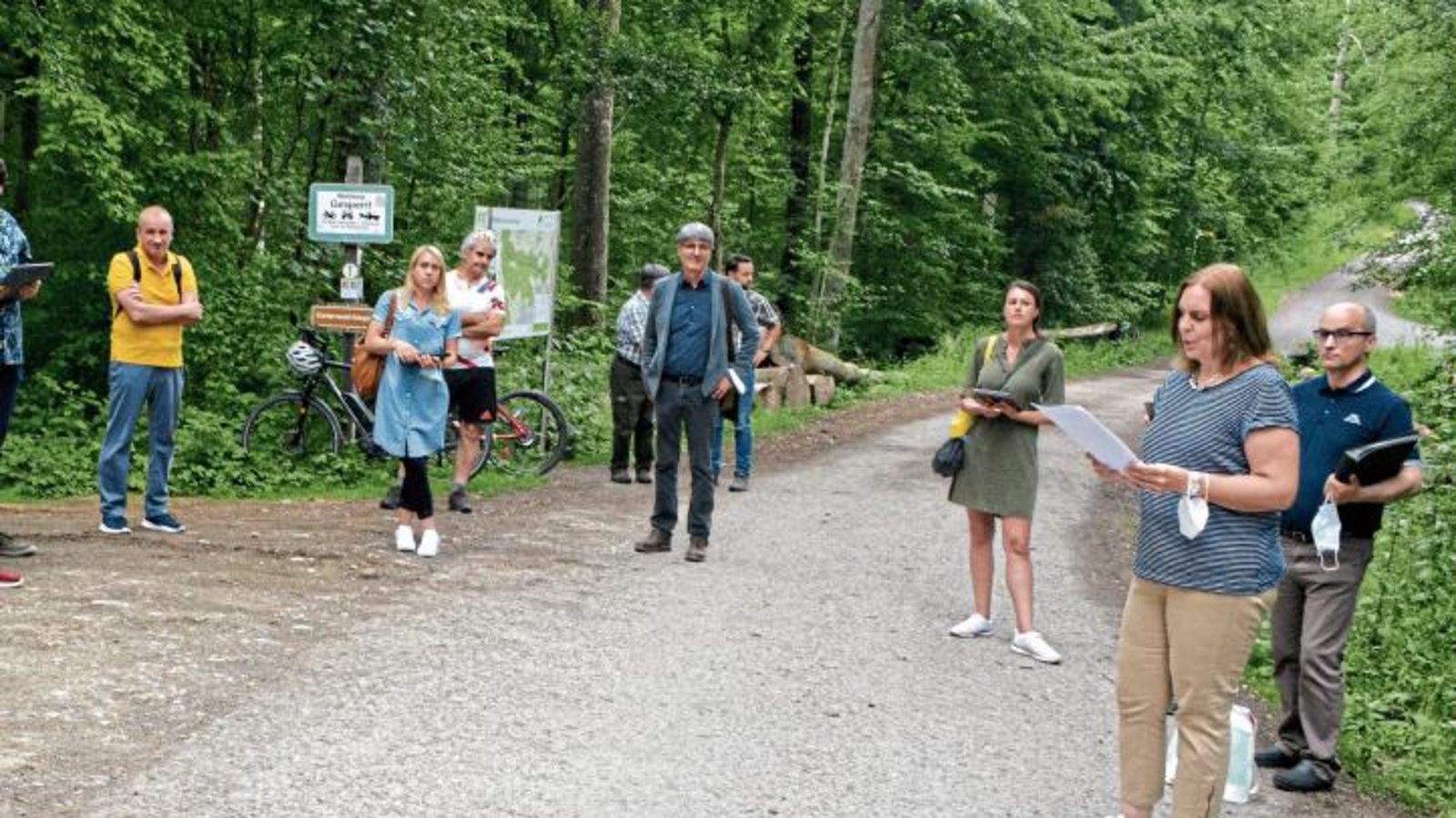 Kämmerin Tanja Wenzdorfer verlas den Jahresabschluss beim Waldrundgang. Foto: Stahlfeld Kämmerin Tanja Wenzdorfer verlas den Jahresabschluss beim Waldrundgang. Foto: Stahlfeld