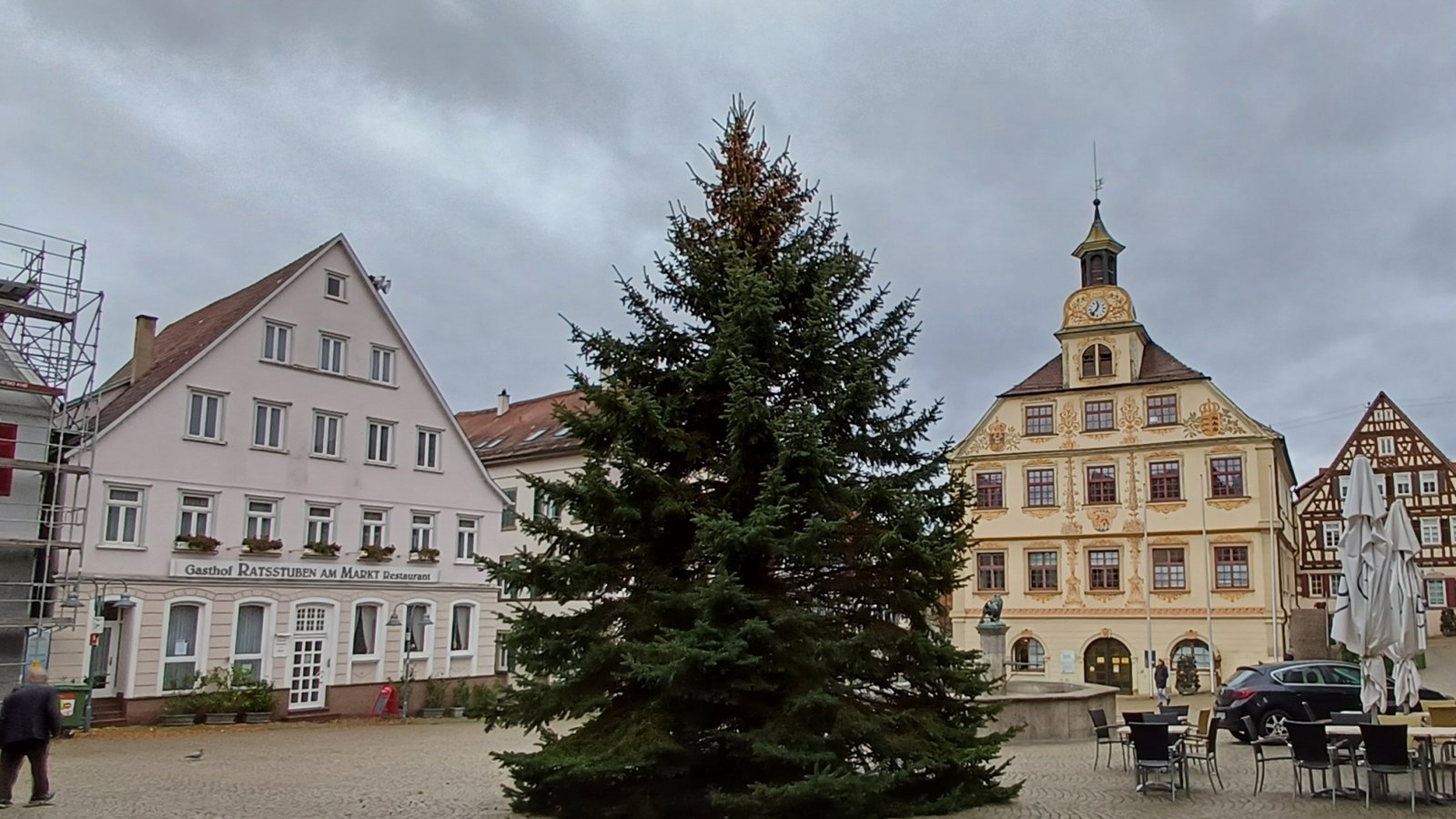 Ein prächtiger Baum harrt auf seinen Auftritt als Weihnachtsbaum und steht auf dem Vaihinger Marktplatz zum Schmücken bereit.  Foto: Rücker